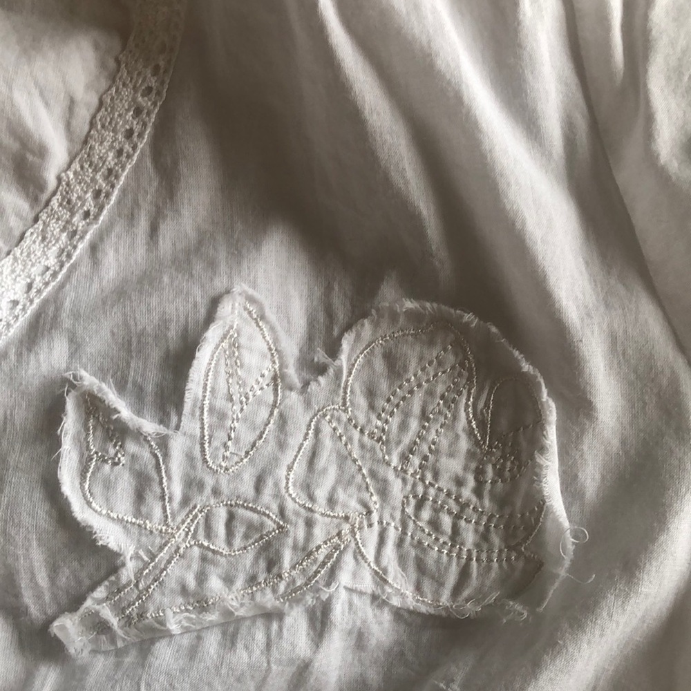 Dressbarn White Embellished faux Wrap Blouse Short bell flutter Sleeve . Spring - Picture 5 of 15